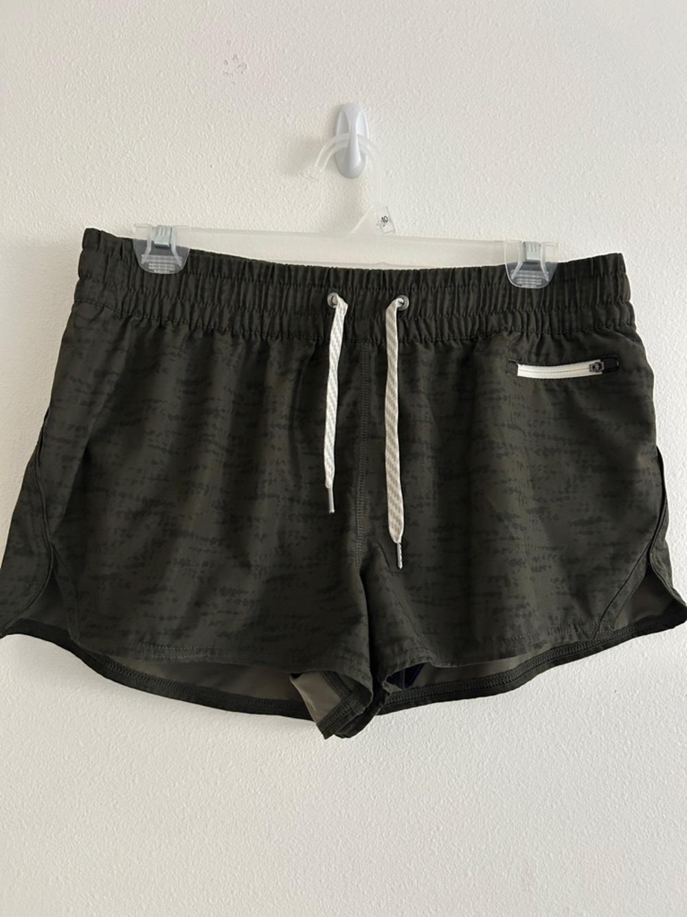 Vuori Clementine Shorts Womens Olive Green Athletic Running 2.5” Large